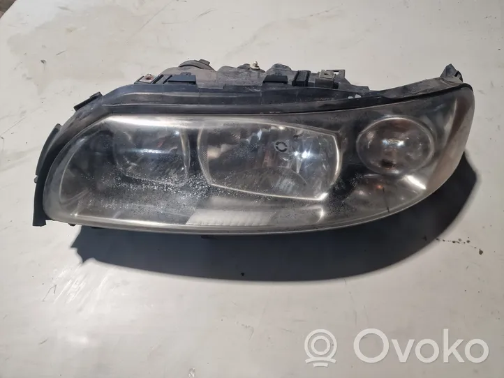 Volvo V70 Lampa przednia 30698835