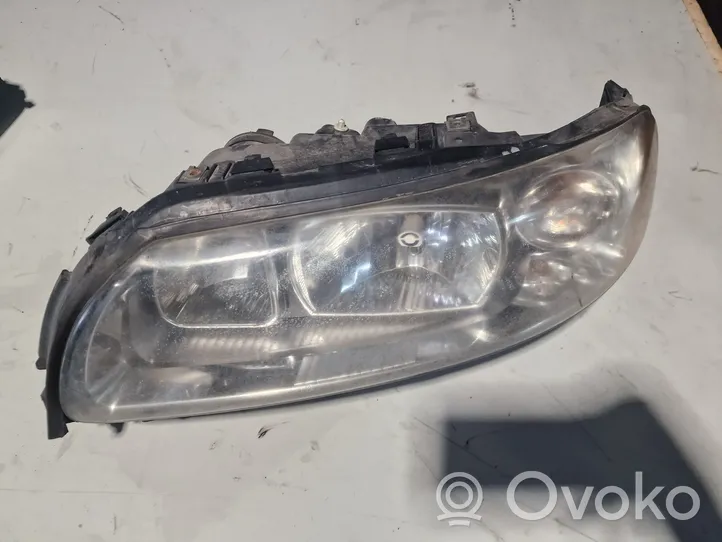 Volvo V70 Lampa przednia 30698835