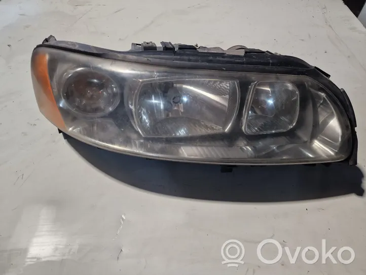 Volvo V70 Lampa przednia 3698836