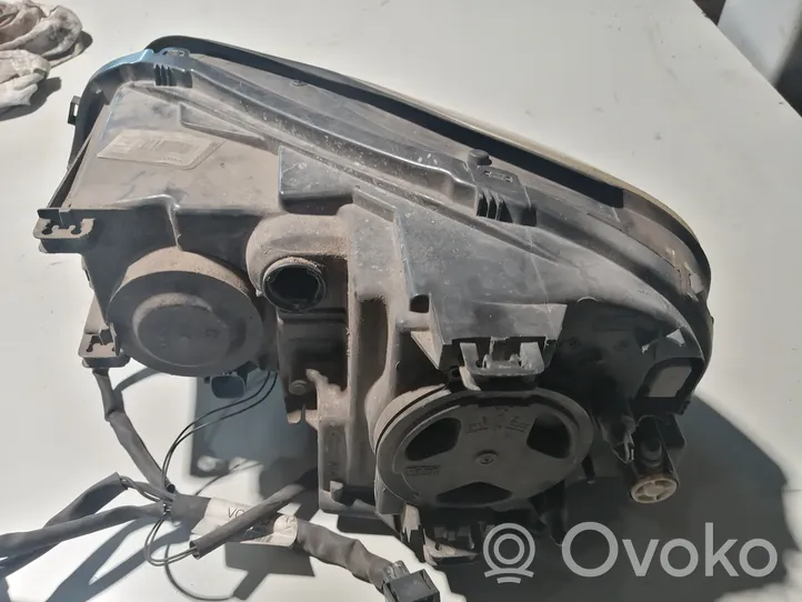 Volvo XC90 Lampa przednia 30744010