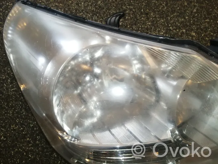 Toyota Verso Lampa przednia 811100F090