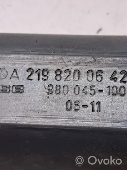 Mercedes-Benz CLS C219 Asa reguladora de la puerta trasera A2198200642