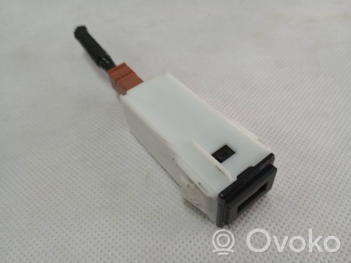 Mazda 3 Connettore plug in USB BDGF-669U0