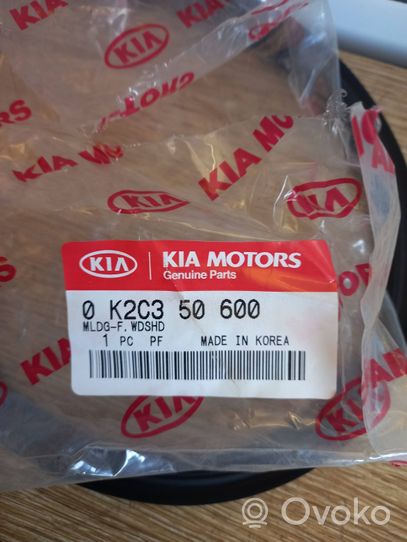 KIA Carens I Rivestimento parabrezza 0K2C350600