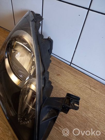 Toyota Aygo AB10 Lampa przednia 811100H010