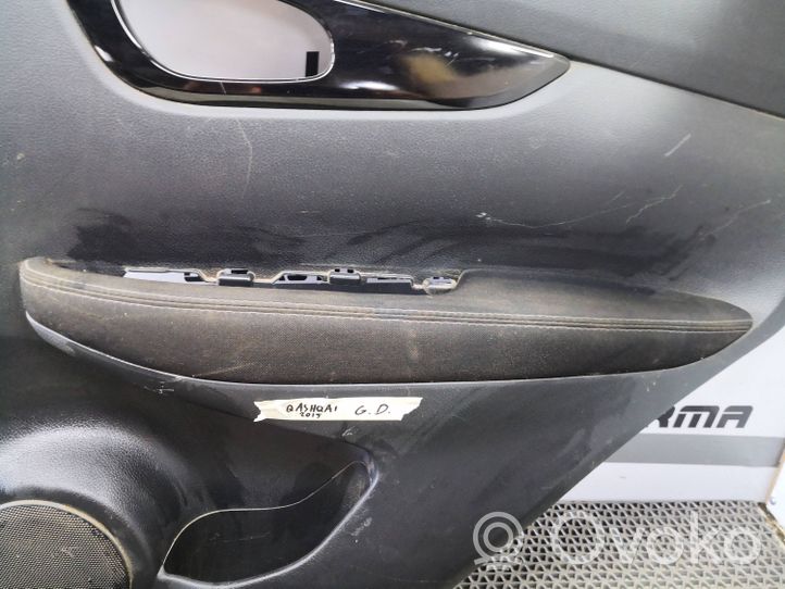 Nissan Qashqai Rivestimento del pannello della portiera posteriore 829224EA1A