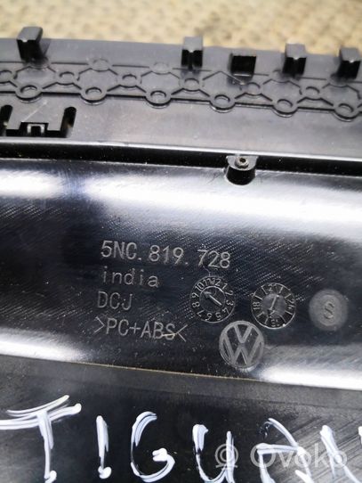 Volkswagen Tiguan Centrālais gaisa ventilācijas režģis 5NC819728