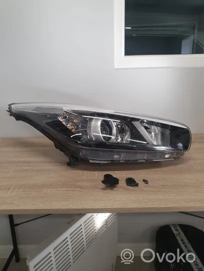 KIA Ceed Lampa przednia 92102A2461