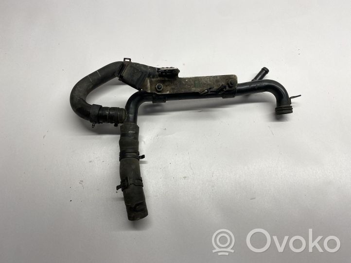 Volkswagen Golf V Tuyau de liquide de refroidissement moteur 06F121056C