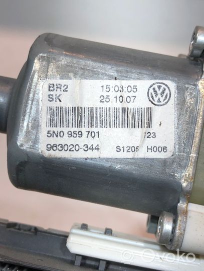 Volkswagen Tiguan Priekinis varikliukas langų pakėlėjo 5N0959701