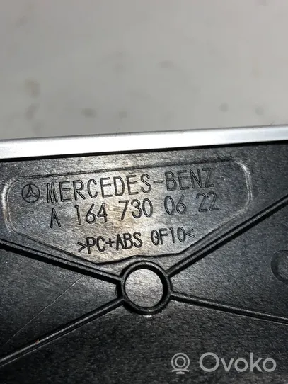 Mercedes-Benz ML W164 Baguette moulure de porte arrière A1647300622