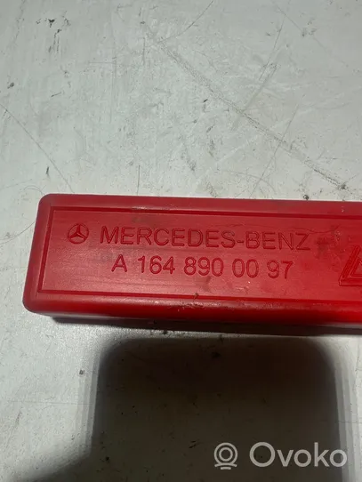 Mercedes-Benz ML W164 Triangle d'avertissement A1648900097