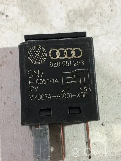 Audi Q7 4L Muu rele 8Z0951253