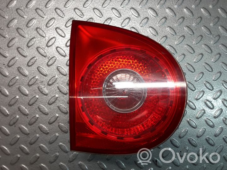 Volkswagen Golf V Lampy tylnej klapy bagażnika 1K6945093