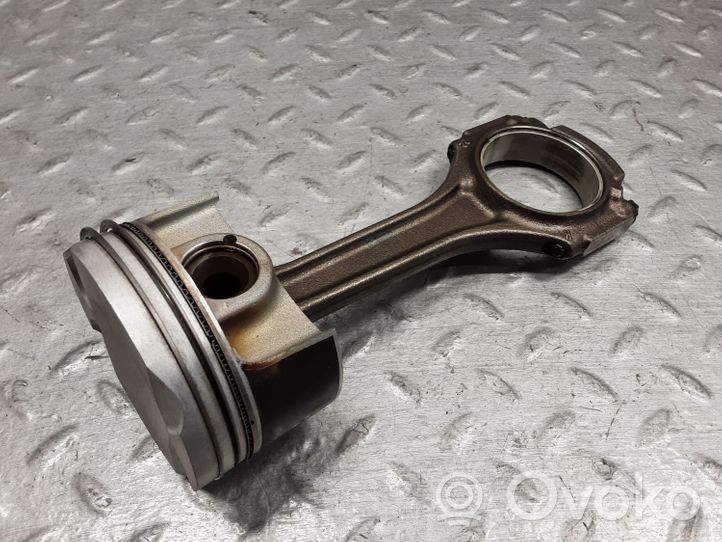 Mercedes-Benz C AMG W205 Piston avec bielle A1770300020