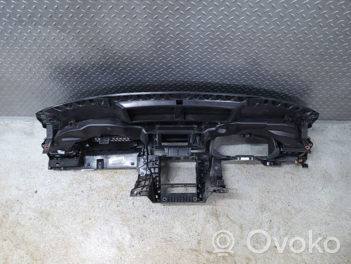 Volkswagen PASSAT B7 USA Panelė 561857003K