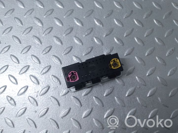 Land Rover Defender USB-pistokeliitin L8B219E110DC