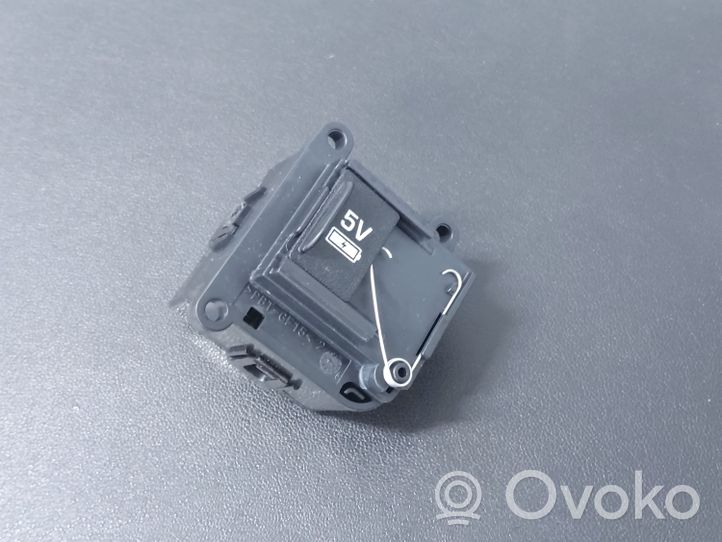 Land Rover Defender USB-pistokeliitin J9C319010AAW