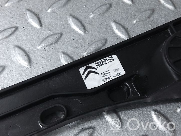 Citroen C4 III e-C4 Alzacristalli della portiera anteriore con motorino 9832821580