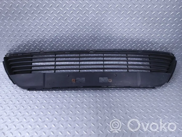 Toyota Avensis T270 Rejilla inferior del parachoques delantero 5311205090