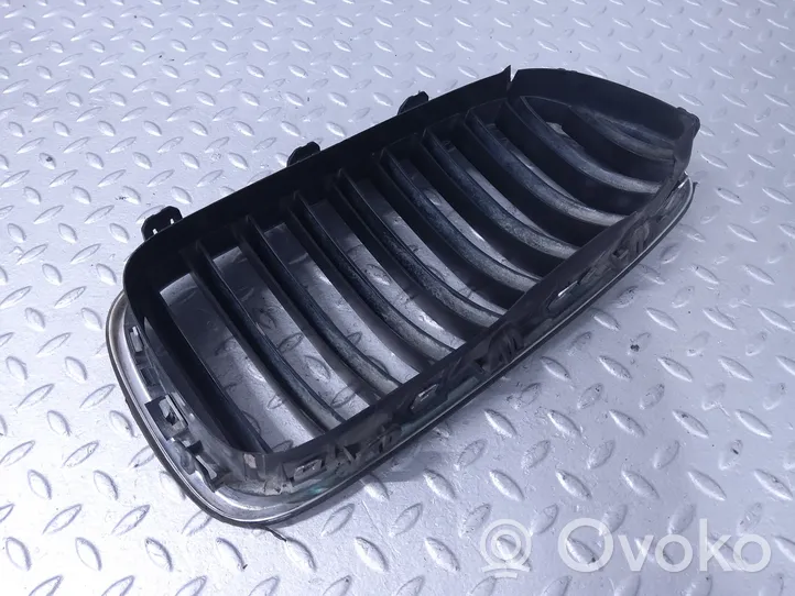 BMW 5 F10 F11 Maskownica / Grill / Atrapa górna chłodnicy 7336477