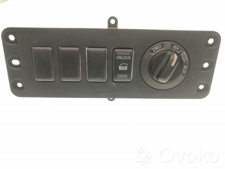 Nissan Navara Inne przełączniki i przyciski 061B54B3C