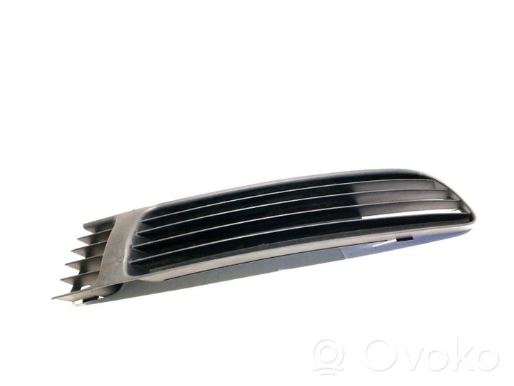 Volkswagen PASSAT B5 Grille inférieure de pare-chocs avant 3B0853078