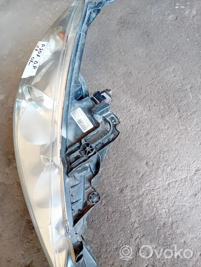 Peugeot 207 Lampa przednia 