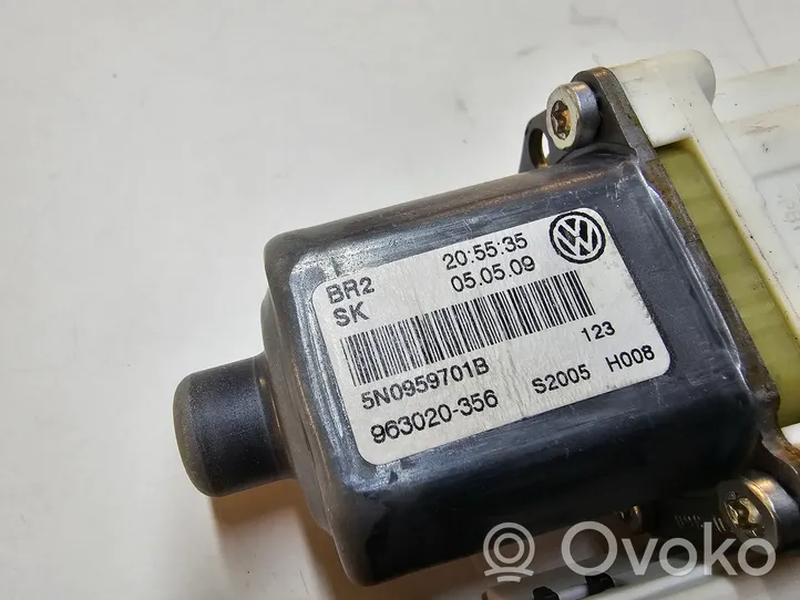 Volkswagen Tiguan Moteur de lève-vitre de porte avant 5N0959701B