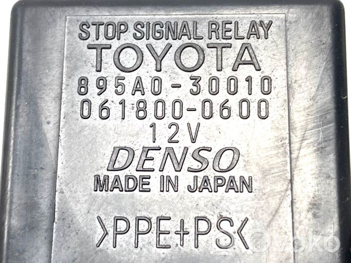 Toyota Avensis T270 Hätävilkun rele 895A030010