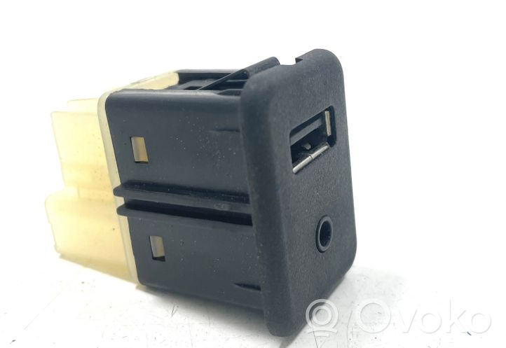 Chevrolet Volt I USB socket connector 25832462