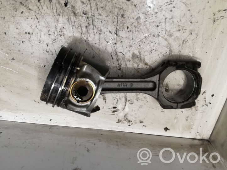 Hyundai Trajet Piston with connecting rod 