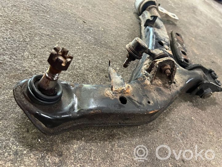 Nissan Primera Triangle bras de suspension inférieur avant 321074