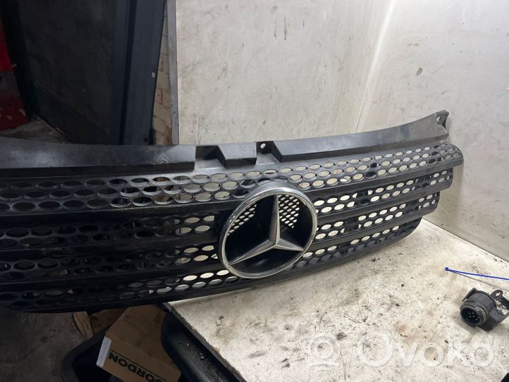 Mercedes-Benz Vito Viano W639 Etupuskurin ylempi jäähdytinsäleikkö A6398800185