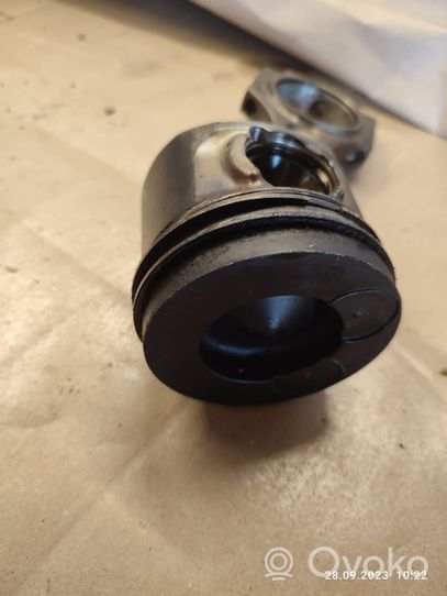 BMW X5 E70 Piston with connecting rod 