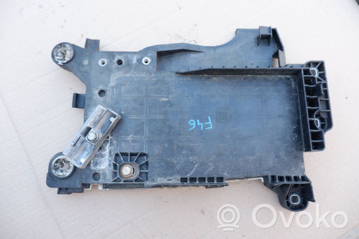 BMW 2 F46 Boîte de batterie 7641797