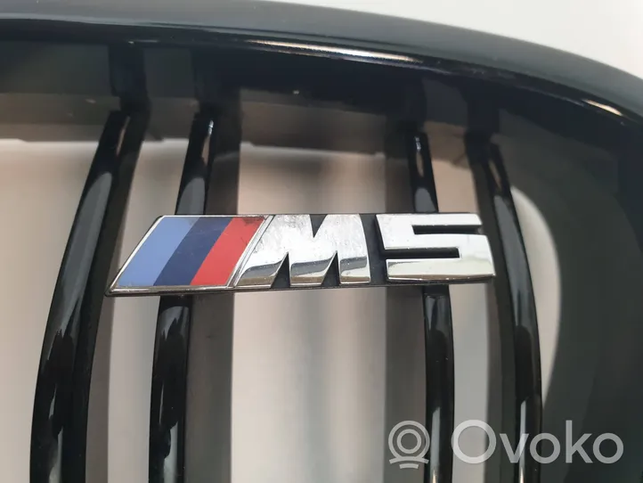 BMW M5 Kratka dolna zderzaka przedniego 8057225