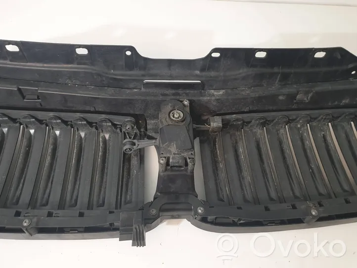 BMW 5 G30 G31 Griglia superiore del radiatore paraurti anteriore 7497279