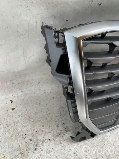 Audi Q2 - Griglia superiore del radiatore paraurti anteriore 81A853651