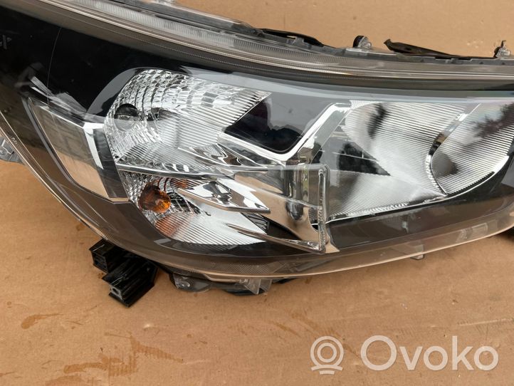 Toyota Hilux VIII Lampa przednia 811100KX60