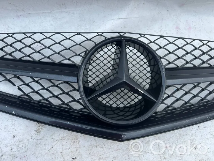 Mercedes-Benz C AMG W204 Grotelės priekinės A2048802483