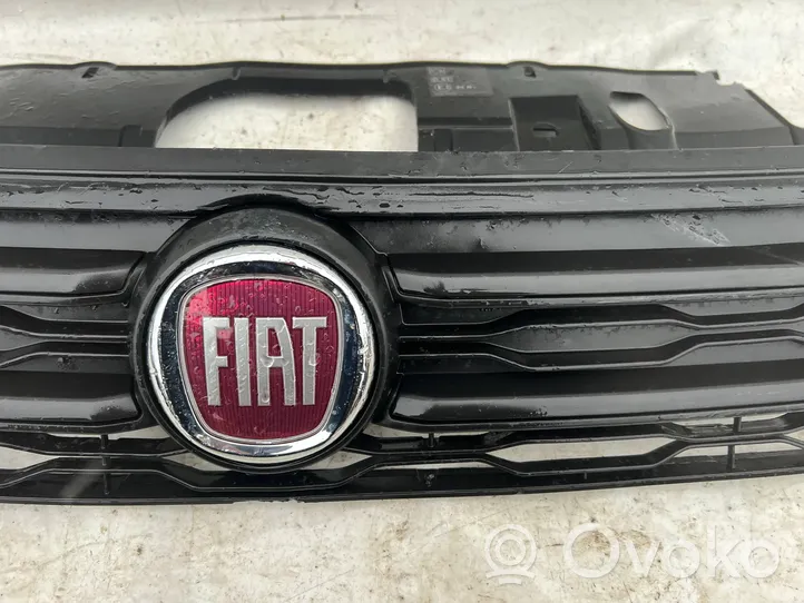 Fiat Talento Maskownica / Grill / Atrapa górna chłodnicy 623106388R