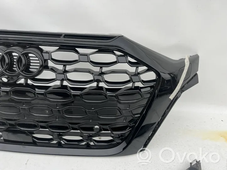 Audi RS3 8Y Grille calandre supérieure de pare-chocs avant 8Y0807725