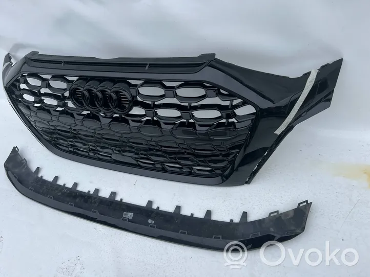 Audi RS3 8Y Grille calandre supérieure de pare-chocs avant 8Y0807725