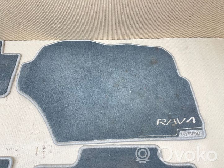 Toyota RAV 4 (XA40) Kilimėlių komplektas 