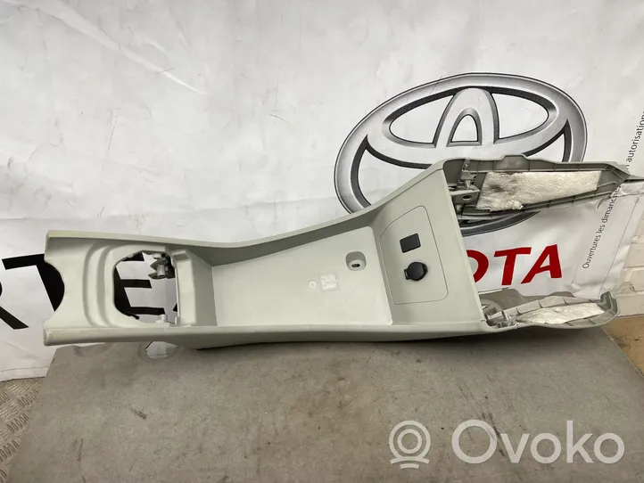 Toyota Prius (XW30) Autres pièces intérieures 5881047010