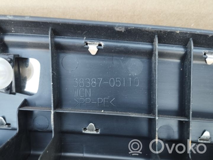 Toyota Avensis T270 Bagažinės slenksčio apdaila 5838705110