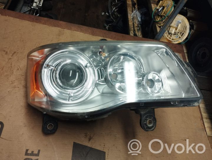 Chrysler Voyager Lampa przednia 05113342AD