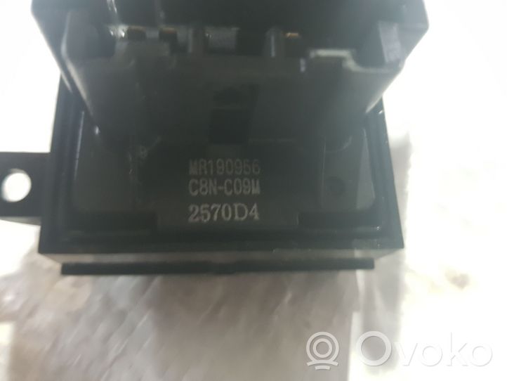 Mitsubishi Pajero Przycisk regulacji lusterek bocznych MR190956