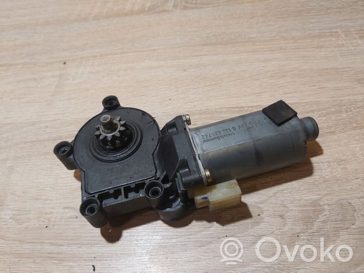 Toyota Avensis T250 Moteur de lève-vitre de porte avant 0130821742